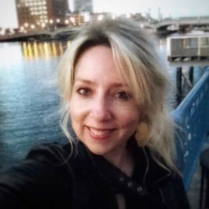 Meet your Posher, Hilary